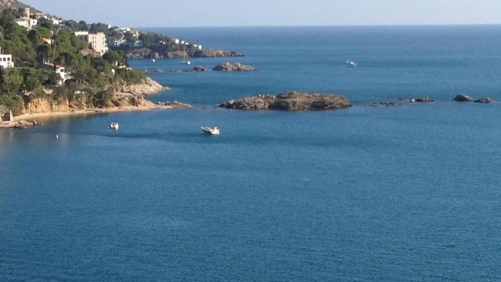 Apartamento Vista Mar Y Parking En Roses Spain